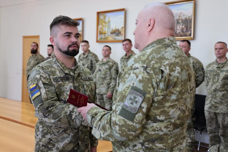Прикордонника Луганського загону нагородили медаллю «За військову службу Україні»