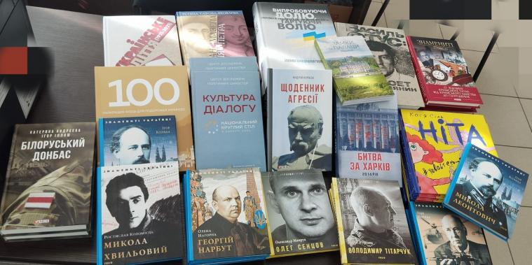 Луганські активісти передали книги дитбудинку на Дніпропетровщині