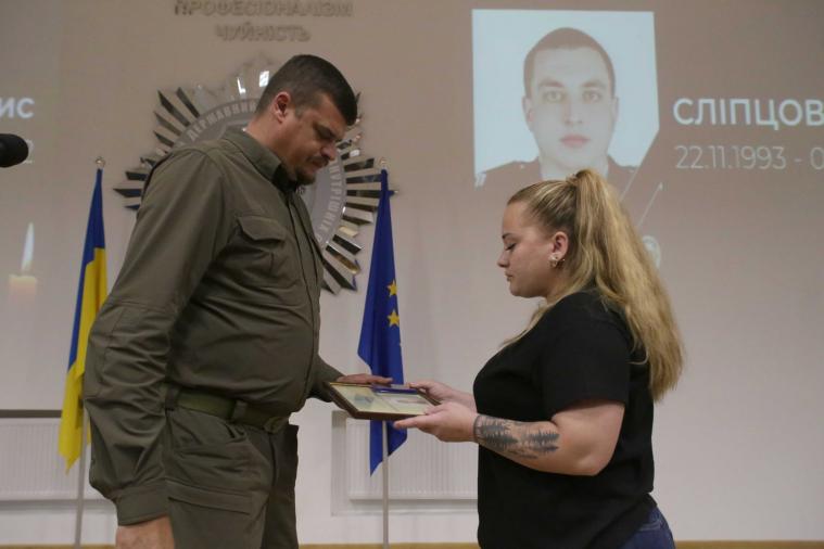 Родинам загиблих луганських поліцейських вручили державні нагороди 