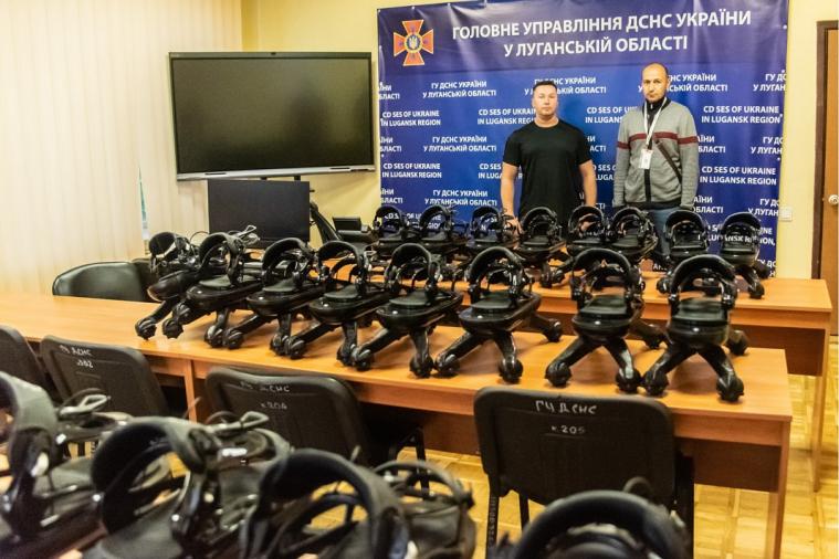 Гуманітарна організація  передала луганським піротехнікам захисне спорядження