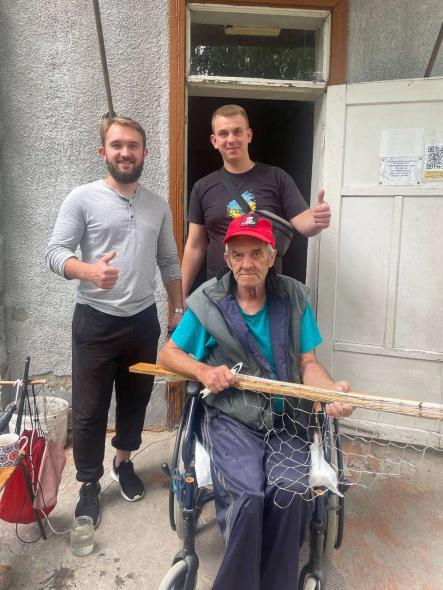 72-річний переселенець з Луганщини на Рівненщині плете сітки для військових
