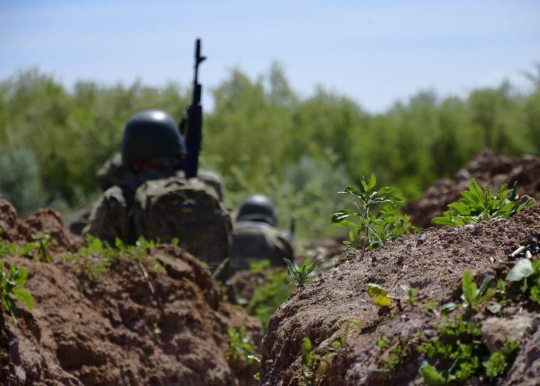 За добу окупанти понад 20 разів атакували на Луганщині