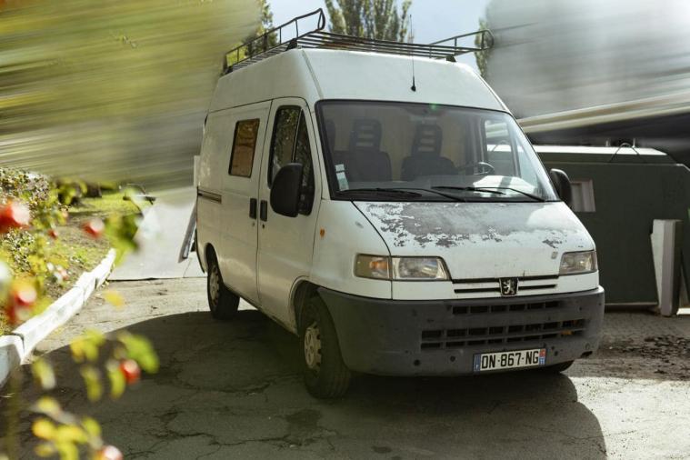 Луганчани передали військовим автівку