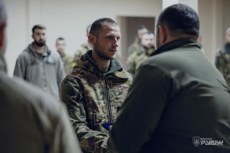 Нацгвардійцям-захисникам Рубіжного вручили медалі та передали дрони