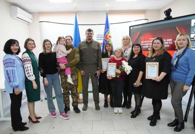 Культурним діячам, які змінили мистецтво на зброю, вручили знаки пошани «Захиснику Луганщини» 