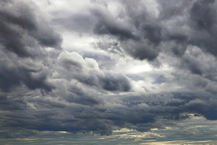 Синоптики попереджають про хмарну погоду та туман