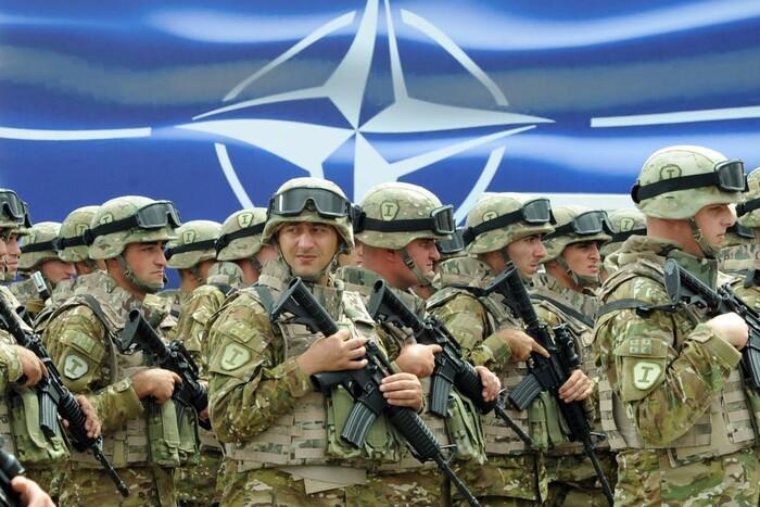 НАТО розглядає можливість відправки інструкторів в Україну, - NYT
