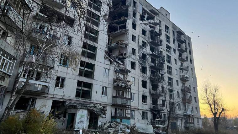На Луганщині окупанти позбавили права на компенсацію за пошкоджене житло людей, які своїм коштом його відновлюють