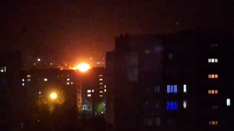 У Луганську пожежа на нафтобазі. Окупанти заявили про ракетний удар (ВІДЕО)
