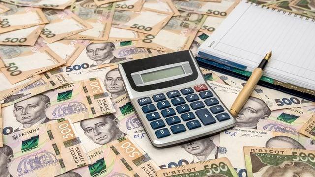 В Україні зарплата чиновників за 4 місяці зросла на 32% і перевищила 50 тис. грн