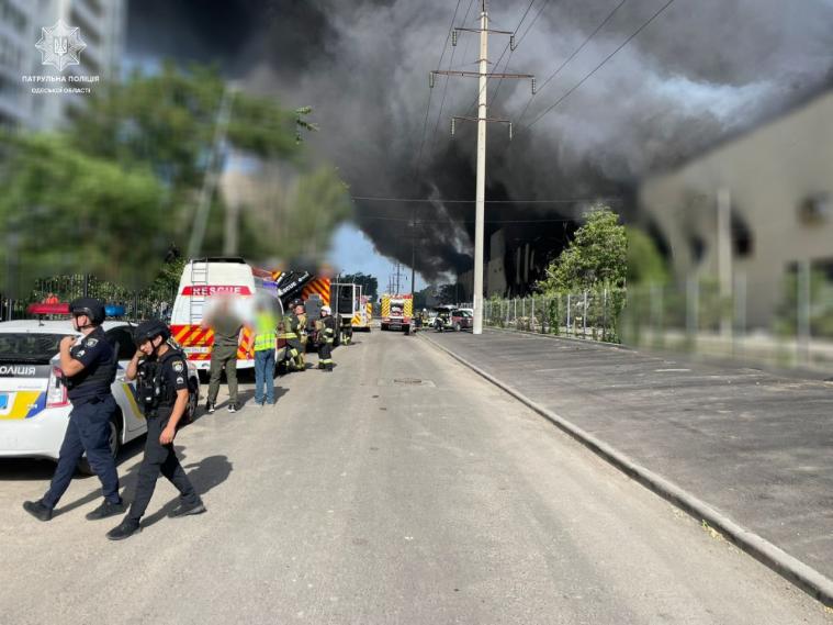 росія атакувала Одесу: відомо про поранених, триває ліквідація пожежі (ФОТО)