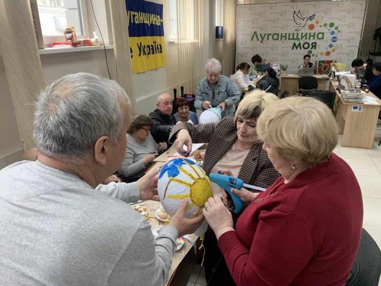 Для луганських переселенців у Києві влаштували майстер-клас до Великодня