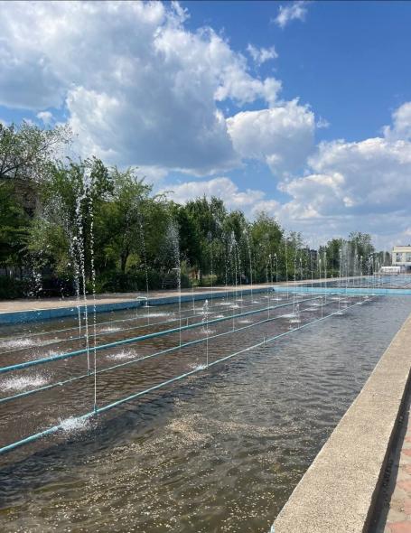   На тлі потрощених будівель у Сєвєродонецьку запустили фонтан