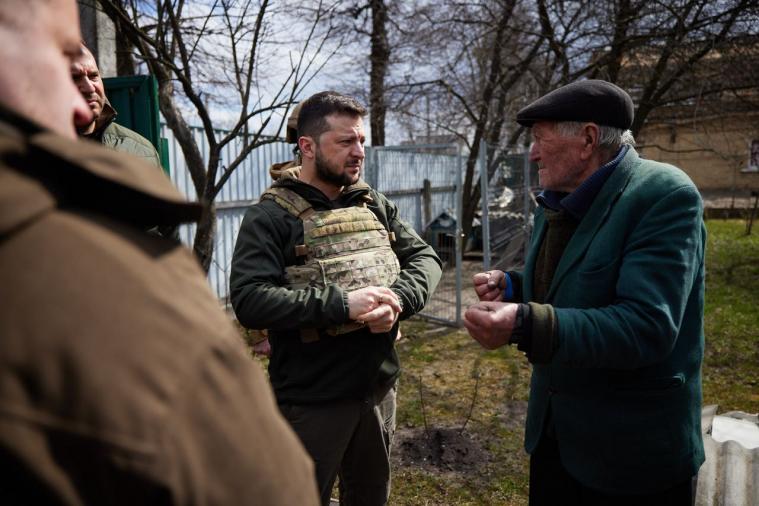На початку вторгнення рф в Україну Зеленський був схожий на "живий труп", - книга журналіста "Time"