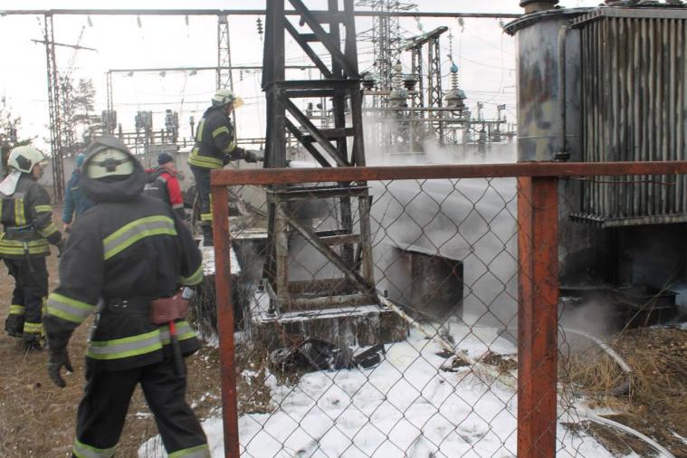 У Кремінній пожежа на підстанції: окупанти заявляють про суттєві пошкодження