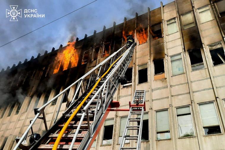 У Харкові троє людей загинули внаслідок удару рф, виникла масштабна пожежа (ФОТО)