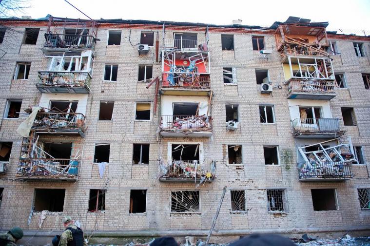 Росіяни завдали удару бомбами по багатоквартирним будинкам у Харкові: є загиблий і поранені (ФОТО)