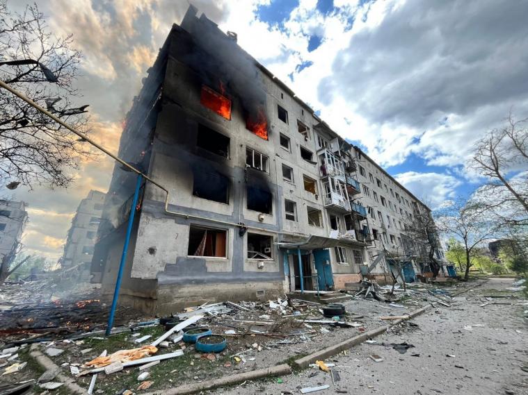 рф обстріляла Донеччину: окупанти влучили у 5-поверхівку (ФОТО)
