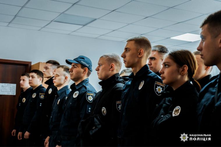 Лави луганських поліцейських поповнили випускники вишів МВС