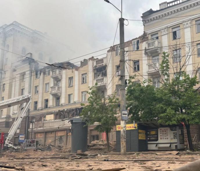 Росіяни поцілили ракетою у будинок в центрі Дніпра: є загиблі і постраждалі