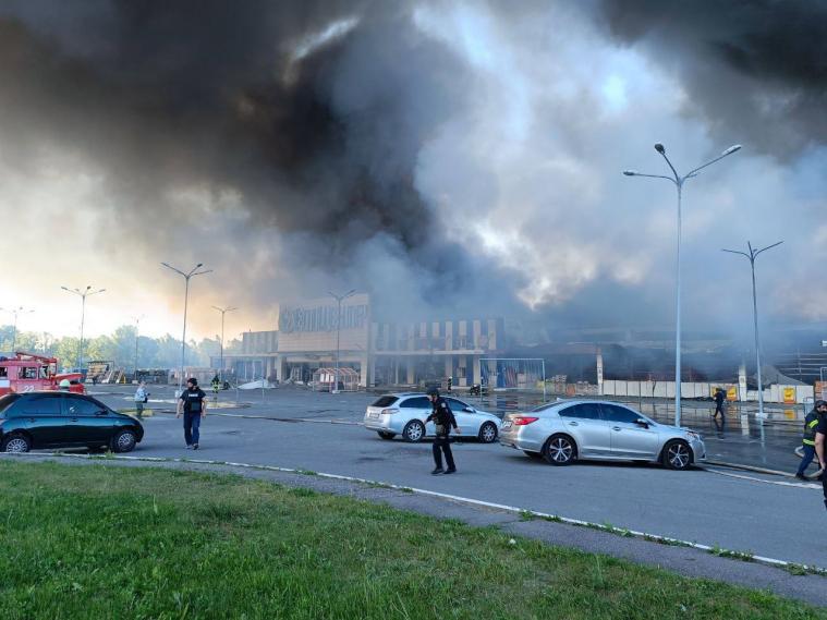 росіяни вдарили КАБами по гіпермаркету у Харкові: що відомо