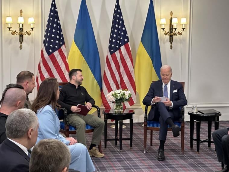 Байден вибачився перед Зеленським за зволікання у наданні зброї Україні