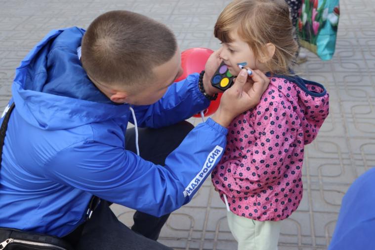 У Сіверськодонецьку члени партії “єдіная росія” агітують батьків школярів ходити на їхні заходи за пайки, – “Жовта стрічка”