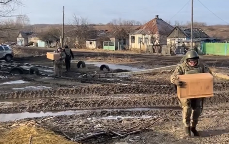 Крізь багнюку та під обстрілами. Поліцейські показали, як доставляють допомогу жителям Луганщини (ВІДЕО)