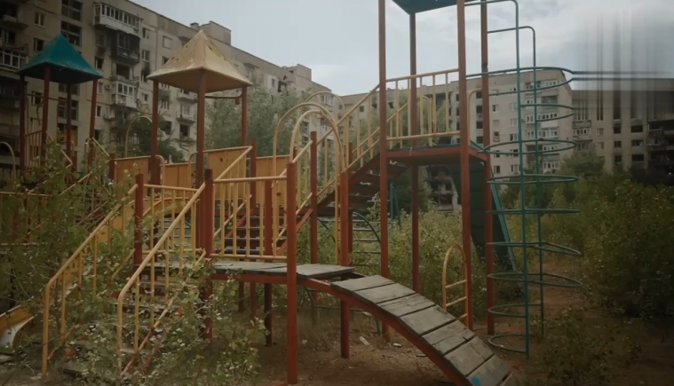 Порослі бур’янами та безлюдні: як виглядають двори у Сєвєродонецьку (ВІДЕО)