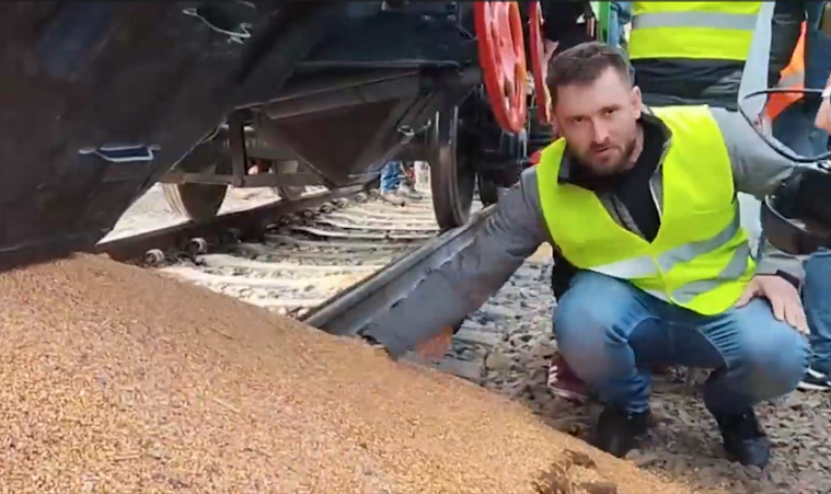 Поляки знову висипали українське зерно і заблокували залізницю