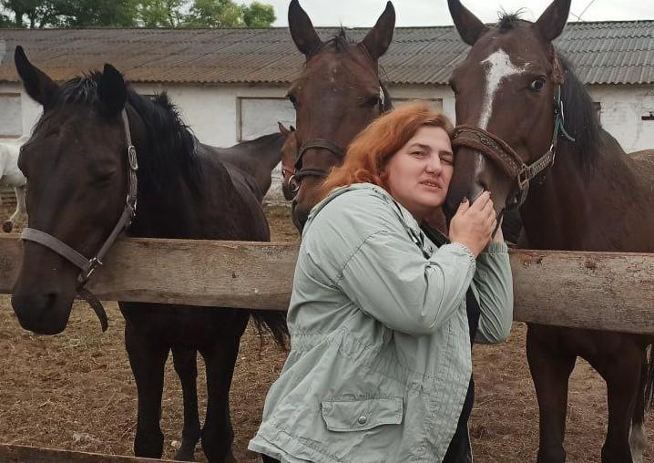 Реабілітація за участі коней: переселенка з Лисичанська практикує іпотерапію на Рівненщині