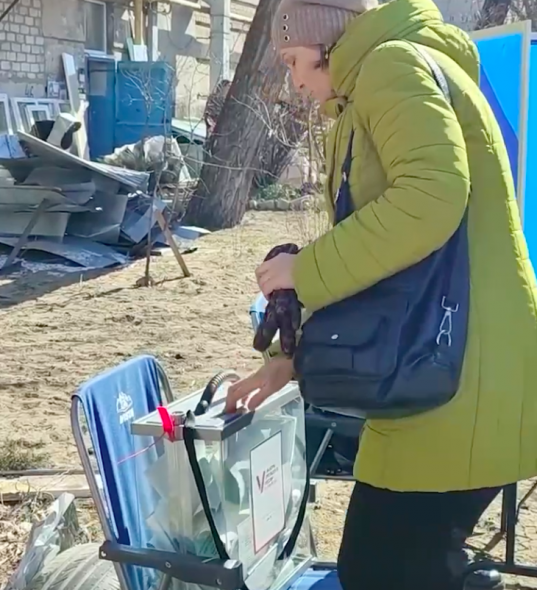 У Сєвєродонецьку “виборчу дільницю” організували на вулиці на фоні пошкоджених будинків (ВІДЕО)