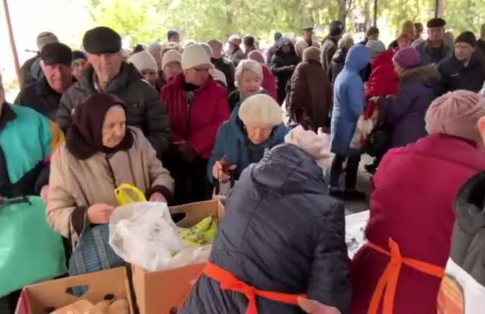 У Сіверськодонецьку люди заздалегідь займають чергу на гарячу їжу (ВІДЕО)