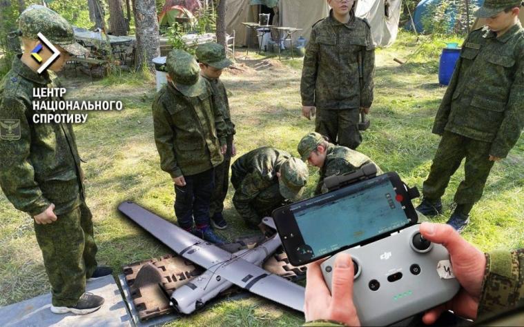 Росіяни навчатимуть оперувати дронами підлітків з окупованих територій України 