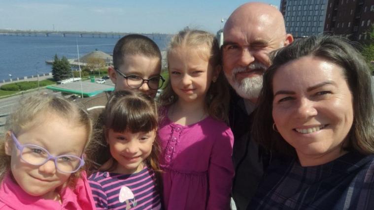 Матір загиблого воїна з Луганщини у пам'ять про сина взяла під опіку чотирьох дітей: історія про посмертно втілене...