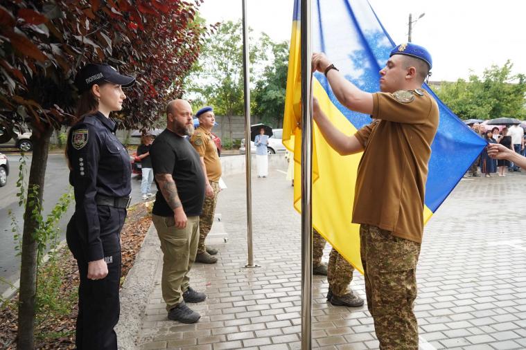 День Державного прапора: луганчани урочисто підняли стяг й отримали відзнаки (ФОТО)