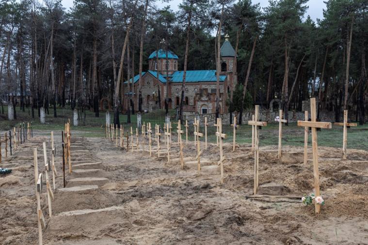 Окупанти забороняють сіверськодончанам без дозволу прибирати на кладовищах та шукати могили