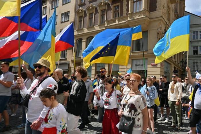 У Чехії українські біженці внесли до бюджету вдвічі більше грошей, ніж країна витратила на виплати