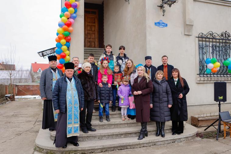 На Івано-Франківщині придбали будинок прийомній родині з Луганщини