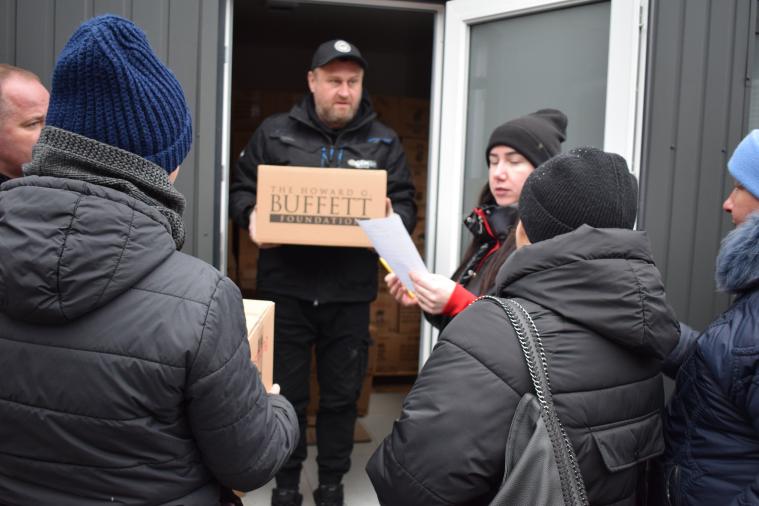 На Закарпатті луганським ВПО почали видавати допомогу