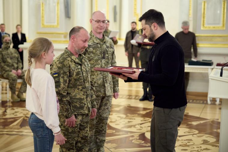 Президент вручив «Золоту Зірку» та Ордени Богдана Хмельницького прикордонникам Луганського загону