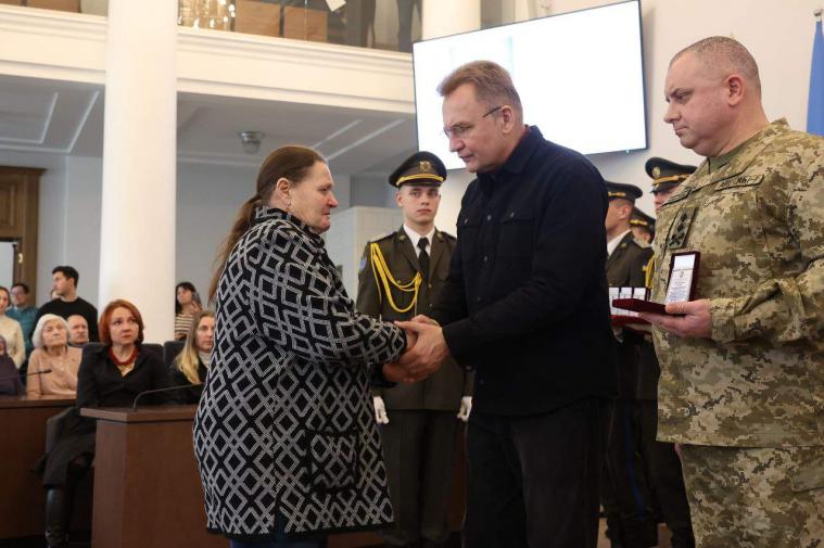 Матері загиблого захисника з Кремінної вручили «Почесний знак Святого Юрія»