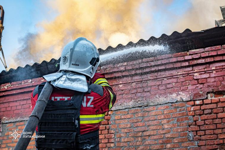 Луганські рятувальники допомогли ліквідовувати наслідки російського обстрілу у Харкові (ФОТО)