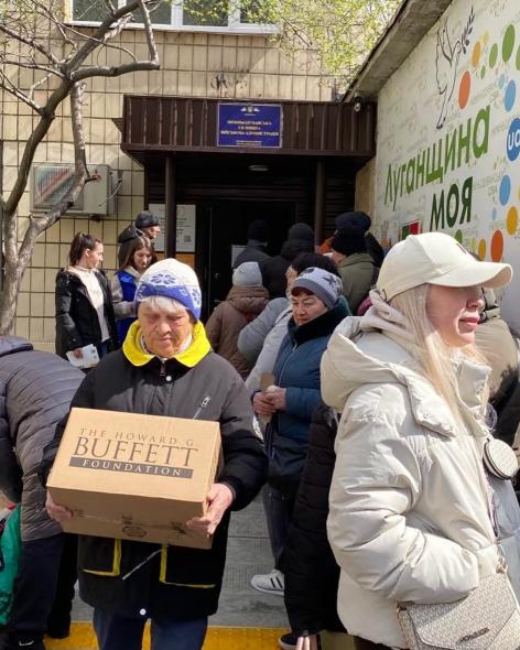 Понад 700 родинам луганських ВПО у Києві видали продуктові набори
