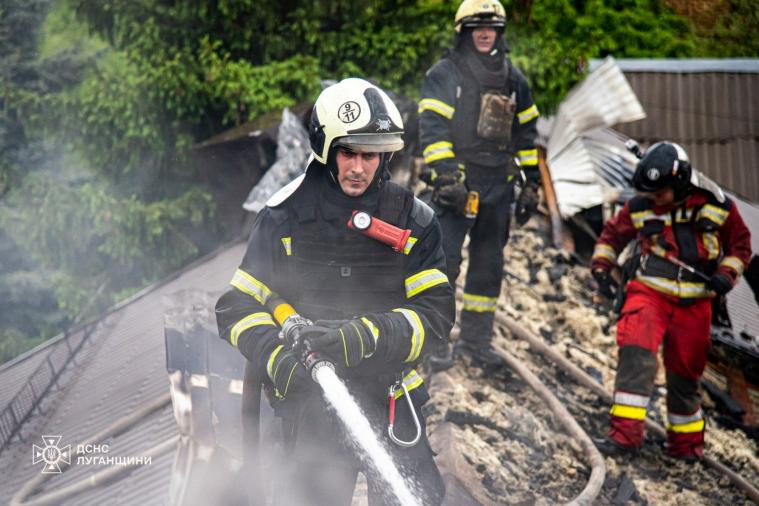 Луганські рятувальники допомогли ліквідовувати наслідки обстрілів Харкова (ФОТО)