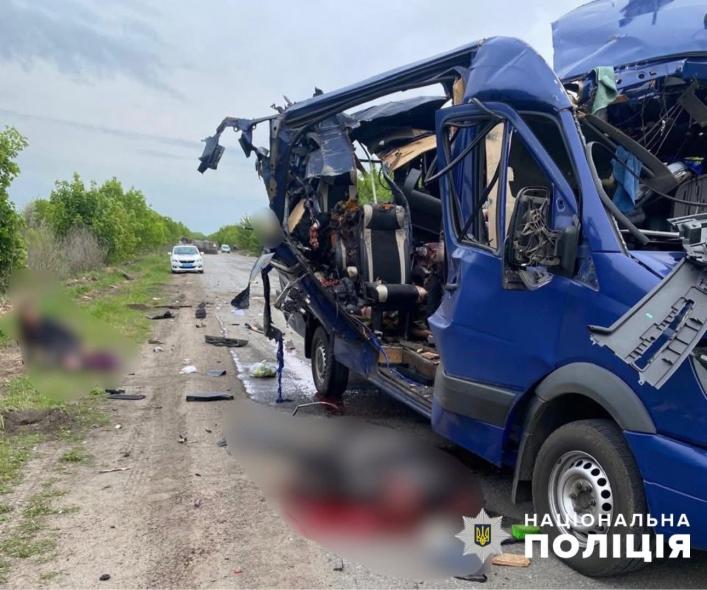 Росіяни вдарили по рейсовому автобусу: відомо про загиблих і поранених
