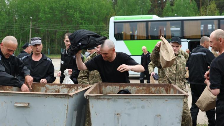 Третій день обміну: в Україну повернулися 303 захисники (ФОТО)