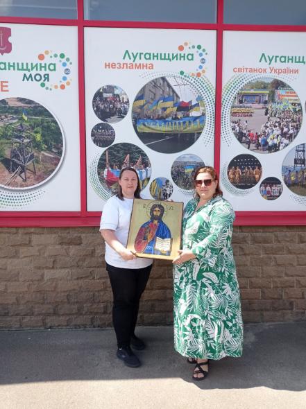 Луганському гумхабу на Київщині передали ікону від Британії