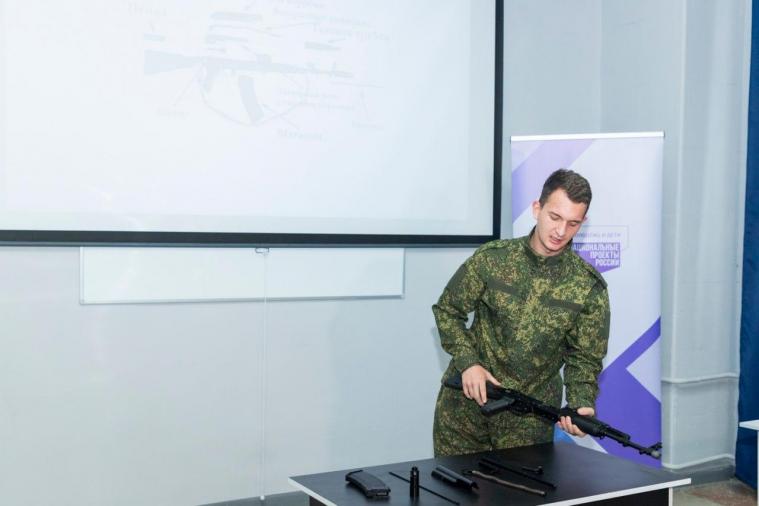 На окупованій Луганщині відкрили військовий центр виховання молоді, який назвали на честь бойовика