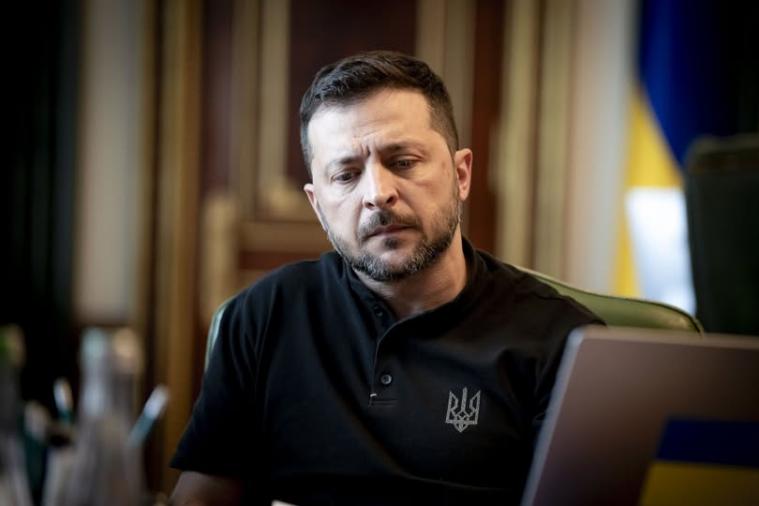 Зеленський втрачає довіру українців третій місяць поспіль, - опитування КМІС
